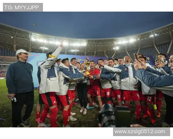 足球明星亲临现场与球迷互动点燃观众席热情的精彩瞬间